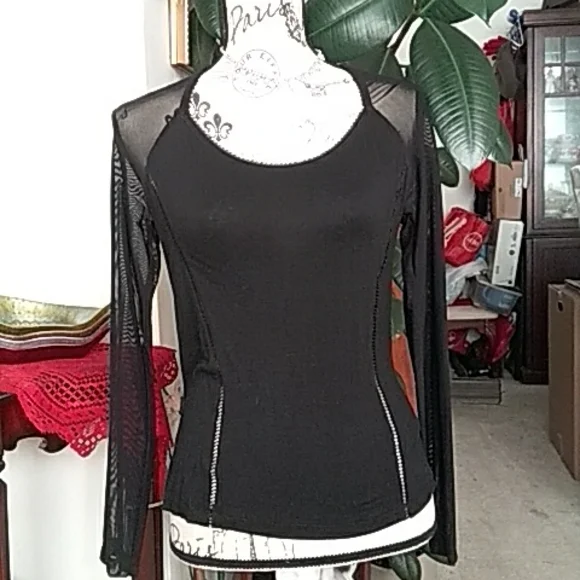 Ladies top - Picture 1 of 2